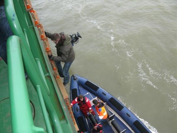 Cameramartijn's tweet image. Al varend onderweg naar Engeland van een coaster gestapt op een rib-boot. Fijn hoor... Je maakt wat mee #protime