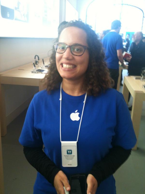 Helennium's tweet image. Kijk nou @reringa werkt hier! #applestoreadam