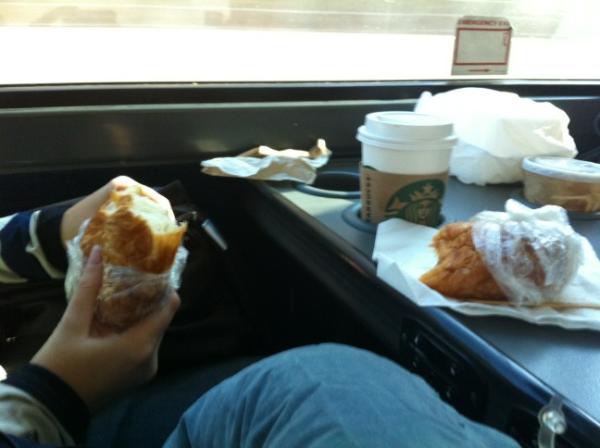 CAP a Washington desayunando con un café (de Startbucks) en el Megabus