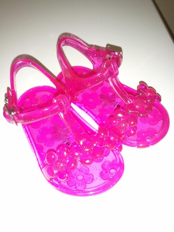 CeliCastillo's tweet photo. Just got my baby girl a pair of pink jelley shoes.... If they only had the matching pair in my size... Lol http://t.co/KhCQf6Ld