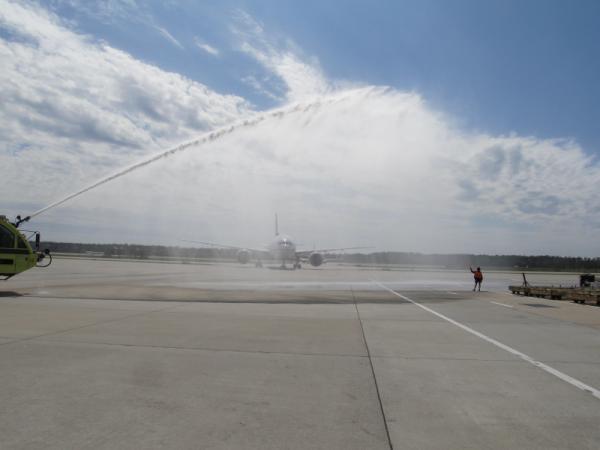 Flight 6, the final scheduled Continental flight, arrived Houston at 12:10 p.m. with a ceremonial water cannon salute.