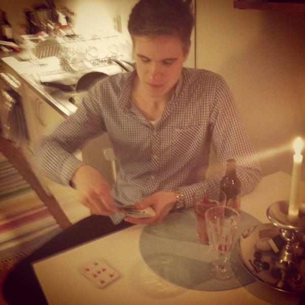 IdaElin's tweet photo. @CSolhall Mannen som kan konsten att dricka sig själv under bordet http://t.co/fe5z71Ck