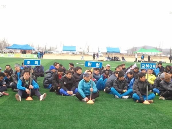 운동하기 좋은 계절이 되었네요. 축구의 메카 파주시의 50대 11개팀이 모여 PJ50리그 2012의 개막식을 했네요. 불혹의 나이를 넘긴 50대들의 축구향연이 출발하는 것이죠. 50대어러분! 더욱 힘찬 운동하세요