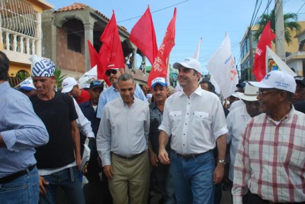 amilcarDR's tweet photo. @luisabinader en mano a mano en el barrio el Tamarindo región 3 en Sto Dgo Este http://t.co/ayQDrPuQ @llegopapa @miprd http://t.co/hRk40IPz