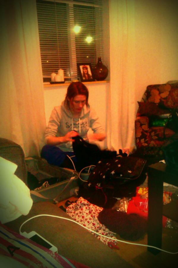 valaosk's tweet photo. Litlan mìn ad "skipuleggja" ferdatöskuna sína. #ekki fara #bestasystirìheimi http://t.co/AHFHUiGW