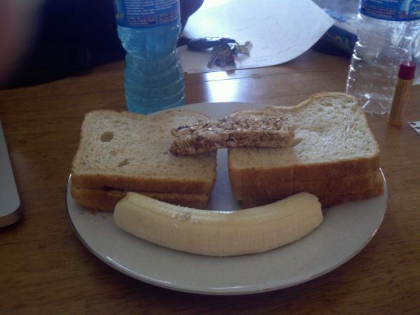 Brodiesmith21's tweet photo. 2 Triple stack PB&J's, 1 banana, and a chewy bar #ProLunch http://t.co/RhvRI02M