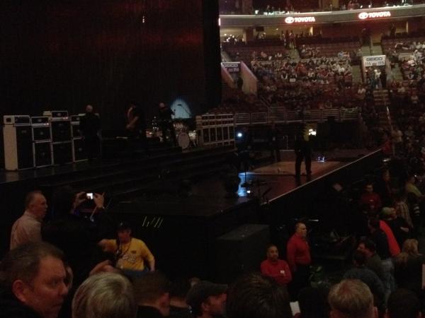 caracbeara's tweet photo. #vanhalen almost concert time! http://t.co/uAcel1Hr