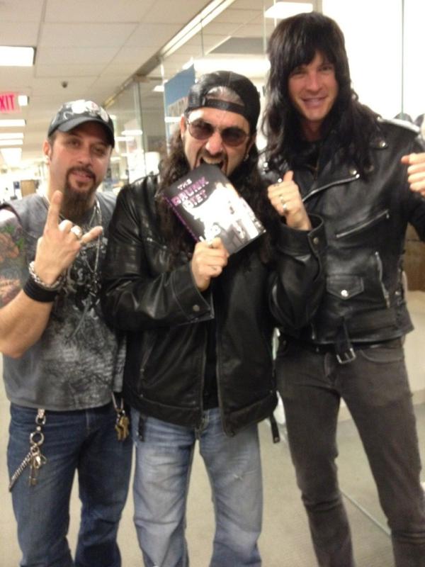 LucCarl's tweet photo. Mike Portnoy eating The Drunk Diet!!!!!  @MikeOrlando1 @MikePortnoy @Adrenalinemob http://t.co/WCntlMah