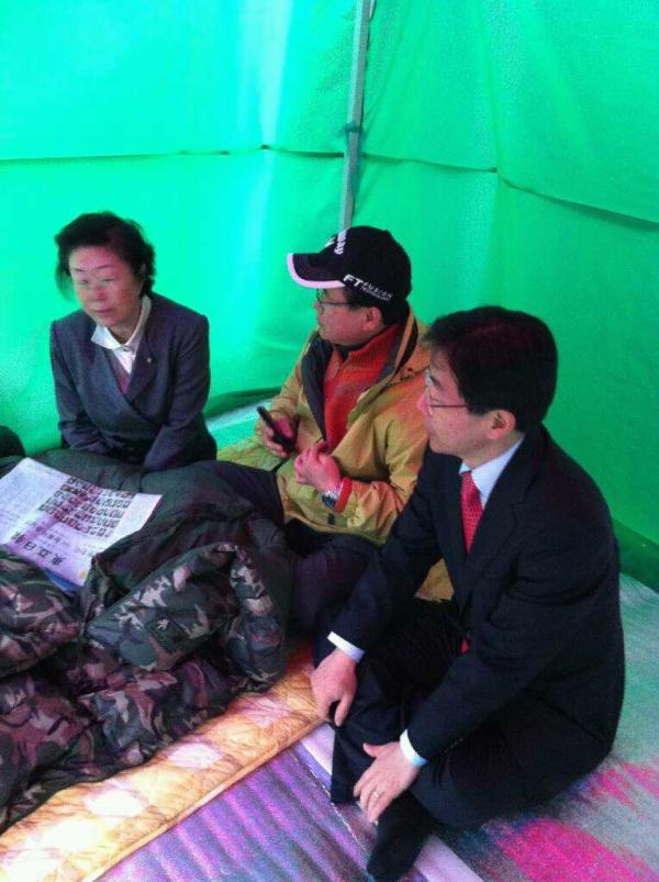 naks2012's tweet photo. 새누리당 북한인권위원장이신 이은재 의원님과 함께 중국대사관앞 천막에서 탈북자 북송반대 단식행사에 참여하고 있습니다. 날씨도 스산한데 북송되는 탈북자들을 생각하니 마음이 많이 무겁네요.  관심부탁드립니다. http://t.co/I2fZwq1D