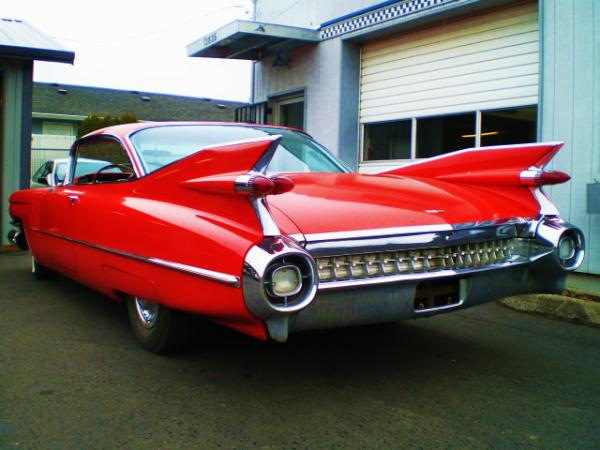 akiskalamidas's tweet photo. No...this is not a batmobile or a spaceship this is a Cadillac DeVille 1959 http://t.co/pS16mBH7