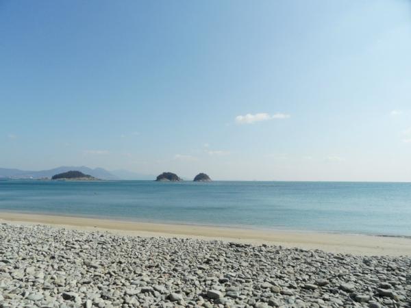 ooonyou's tweet photo. 여수 앞바다의 모습! 무슬목 해변입니다~~>< 저기 보이는 두 개의 섬은 형제섬이라 불린다네요! http://t.co/TLS1qARr