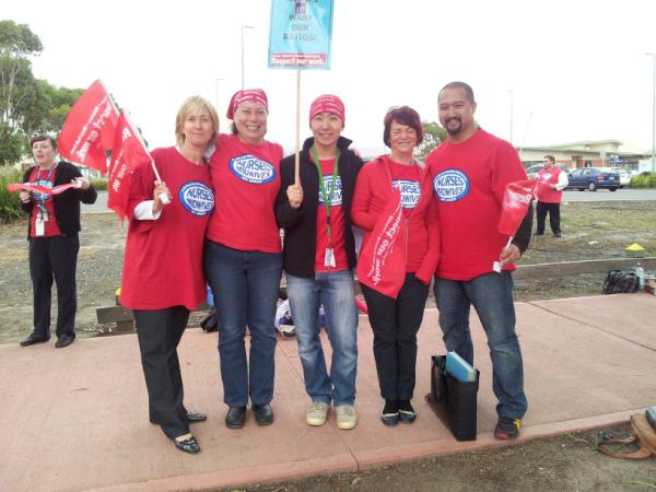 TLeSmith's tweet photo. #springst #RespectOurNurses #VicNurses Thanks Bronwyn Halfpenny MP for coming out and supporting us 2day! http://t.co/fHainHCr