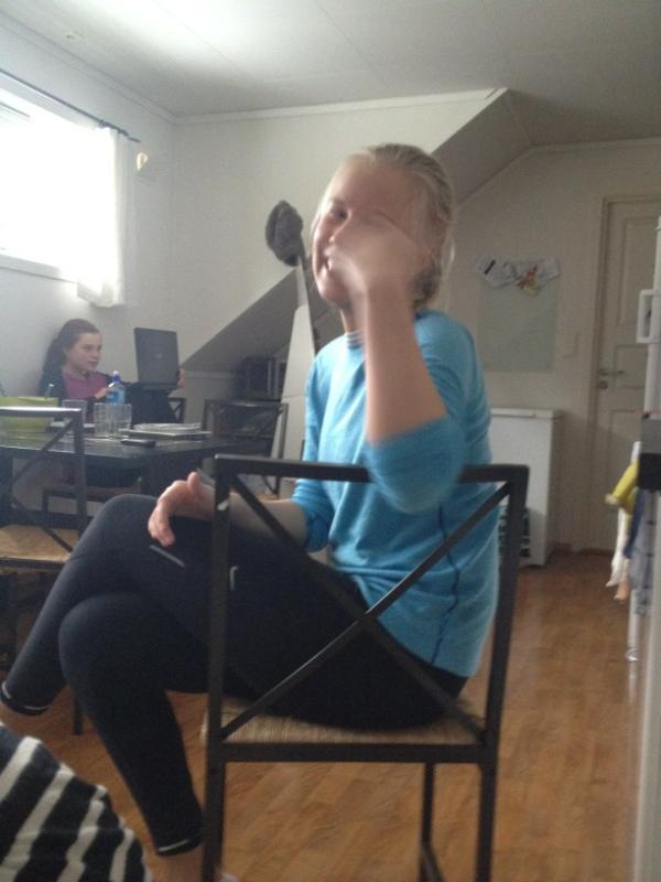 MinaMaalsnes's tweet photo. @KarolineFNummed  ventar på middag #kylling #namnam http://t.co/PTQmyq1A