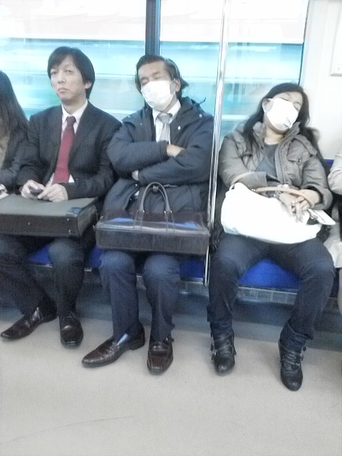 m111010's tweet photo. 行儀のよい人、悪い人。　※当然本人の許可は得てません http://t.co/ivpYgz4p