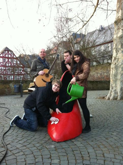 YanaGercke's tweet photo. Mit silent Seven zum Dreh mit den SWR in Marburg :) http://t.co/bxjwwPl1