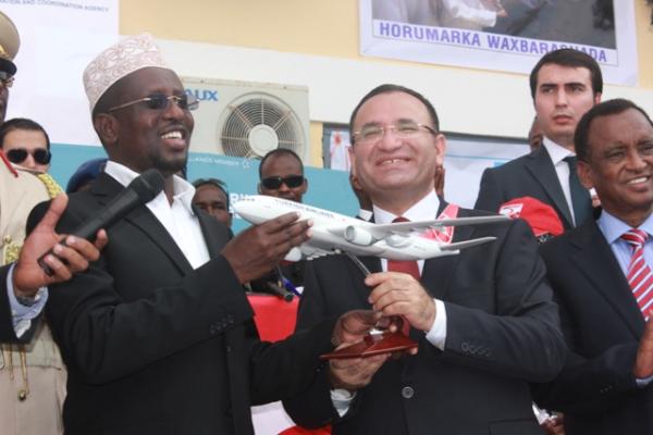 MGQ_Official's tweet photo. Mogadishu Airport celebrates Landmark Launch of Turkish Airlines twice weekly service. See today pics http://t.co/veOFTmoP