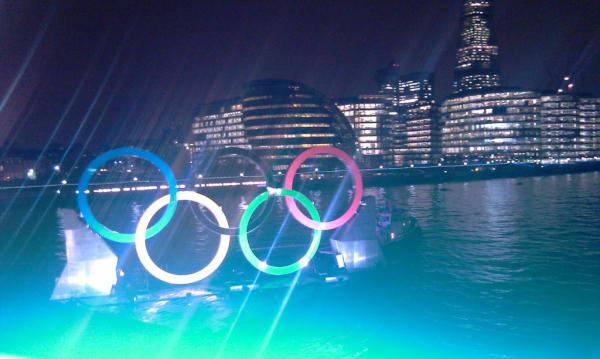 FacilityLab's tweet image. На этот раз, исключительным случаем стала процедура доставки гигантских Олимпийских колец в столицу летней Олимпиады!!!