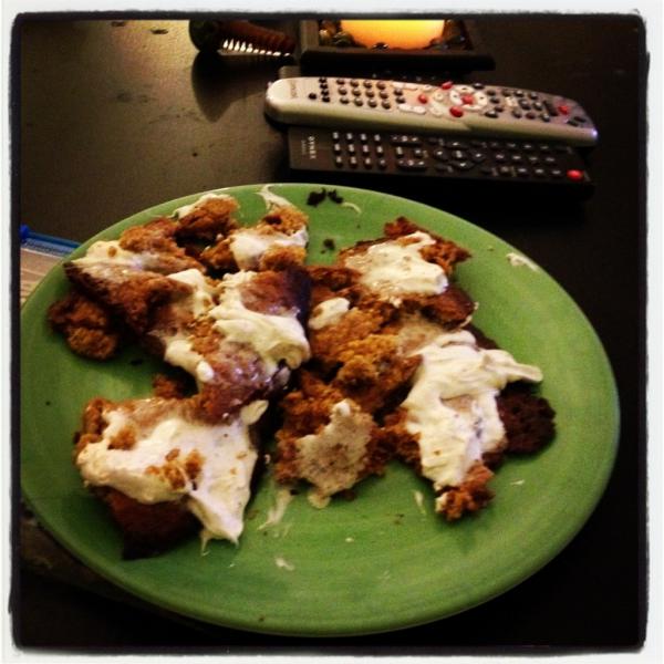 2bakedbabes's tweet photo. Oatmeal cookies with vanilla pumpkin icing .... Duhhh #munchies http://t.co/7dZbG8Xd