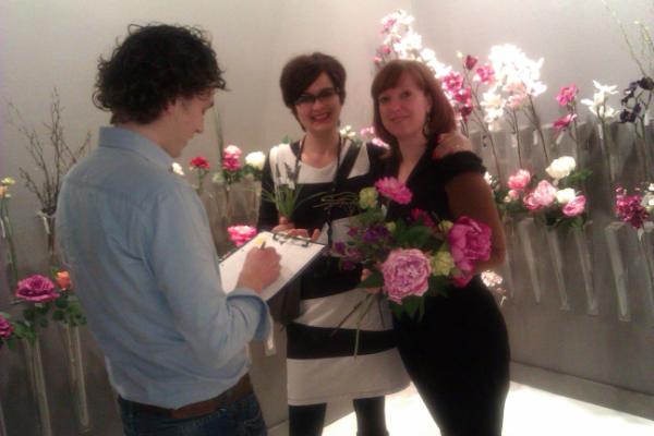 kokenenwonen's tweet image. Weer hele mooie, fleurige, accessoires gekocht op de #beurs in #Utrecht. Jonie en Lisette zetten de bloemetjes buiten.