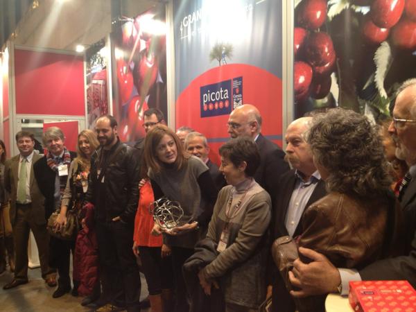 En la entrega de premios <a href="/cerezadeljerte/">CEREZA DEL JERTE</a> a a la periodista Pepa Fernández. Foto de grupo! #salondegourmets #sgourmets