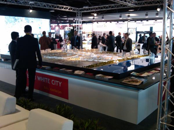 ColumbiaMSREDMI's tweet photo. One of the many elaborate models at the convention center. This one is of the Baku White City project. http://t.co/59nYucBH