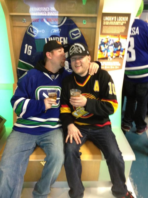 LodiDodidotcom's tweet photo. look at these #canucklovers http://t.co/F1nEfzMm