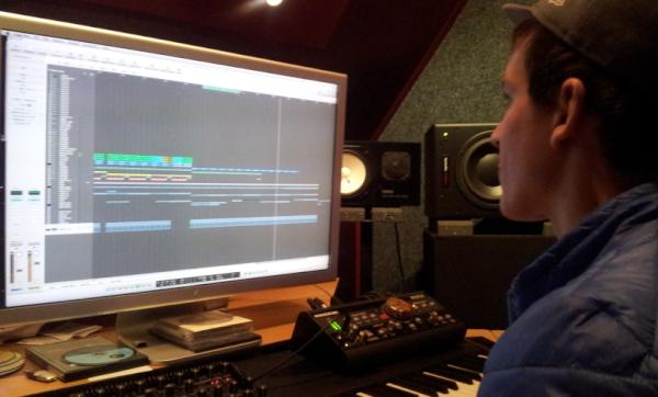 DJRobDJ's tweet photo. In da studio from Ryan Watts...checking &amp; tuning da new sound @djryanwatts http://t.co/GhnDkuRs