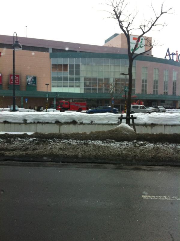 maemi47's tweet photo. せっかくアリオ来たのに、消防とパトカーだらけ。火災かなぁ〜 http://t.co/X7DAdN4E