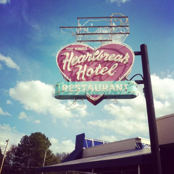 DunjaSalehZaki's tweet image. Lunchbreak @graceland and after a patchy connection on the bus we wonder: Does #Elvis have WIFI...?!?! #startupbusnyc