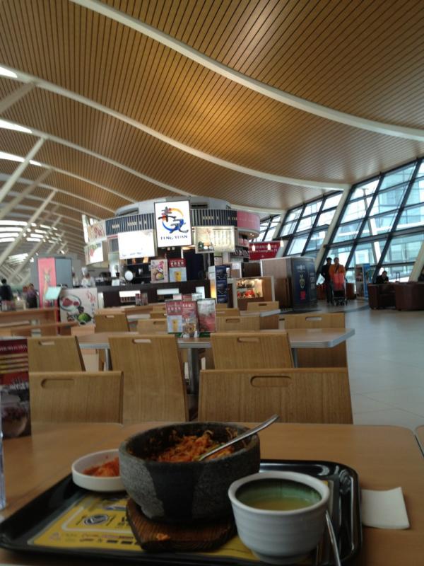 FuenteTube's tweet photo. 상해공항...공항은 마치 떠나는 장소처럼 느껴지지만 실은 돌아오는 장소이기도 해.사랑도 마찬가지야. 시야를 조금만 넓혀보면 두가지 진실이 함께라는 걸 알 수 있어. 떠나면 돌아온다는 것._에어포트 피크닉 中 http://t.co/wfMSrbXr