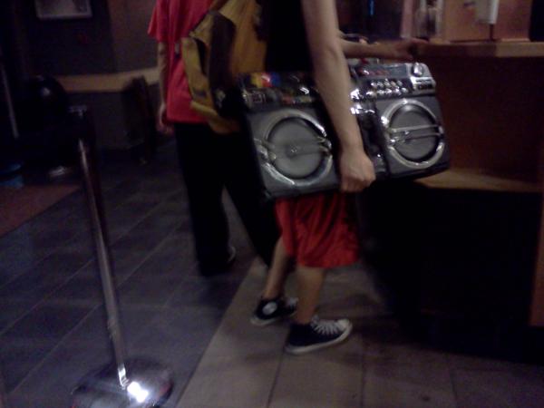 KatherineGrable's tweet image. This guy is seriously carrying this around.. #wheretheydodatat?