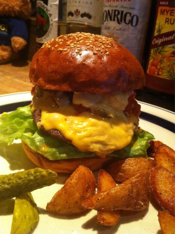 ALOHA_LOHA's tweet photo. ひさびさにチリチーーーズバーガー🍔✨食べたらかなり満足だぁー💓 http://t.co/t1g2BGzy