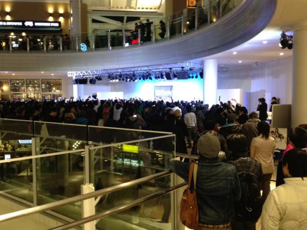 9nine Newアルバム 9nine リリース記念イベント 大阪 あべのキューズモール 3f スカイコート ライヴ フォト ムービー Cd購入報告付き 12年3月8日 木 Togetter