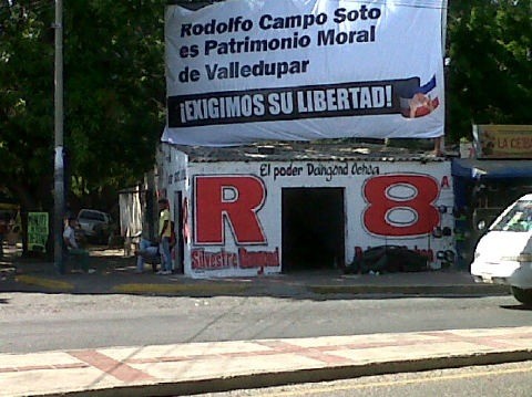 emmycarrascal's tweet photo. @AlvaroUribeVel @rcamposoto así exige Valledupar la libertad se su líder!!! Justicia para Rodolfo Campo http://t.co/BJZ7FgbV