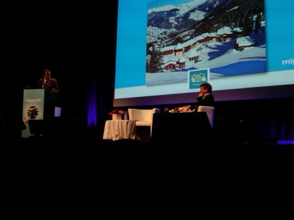 ColumbiaMSREDMI's tweet photo. The CEO of Club Med, Henry Giscard d'Estaing, gave a very interesting presentation on succeeding in the resort industry http://t.co/DAKitHCg
