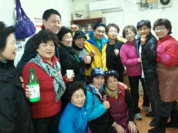 BHJun's tweet photo. 전병헌 화이팅 아자아자! 뛰다만난 주민들의 환대 사랑합니다^^ http://t.co/xJcgNPo8