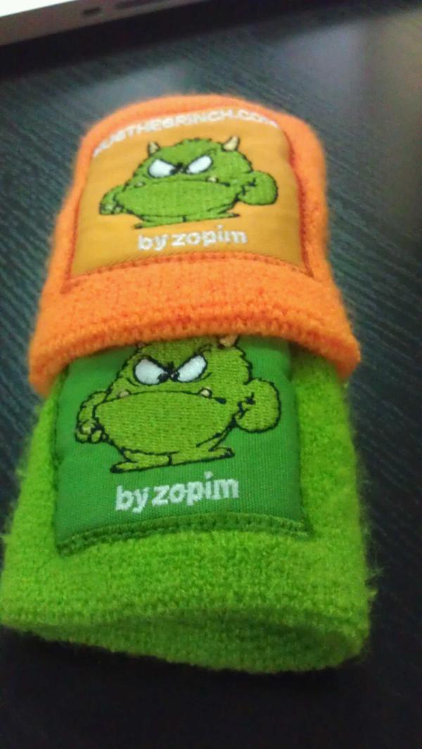 Roy_zopim's tweet photo. A hug a day keeps the evil @SupportGrinch away! #HugTheGrinch #SXSW http://t.co/uzozOv6A http://t.co/99enyGEh