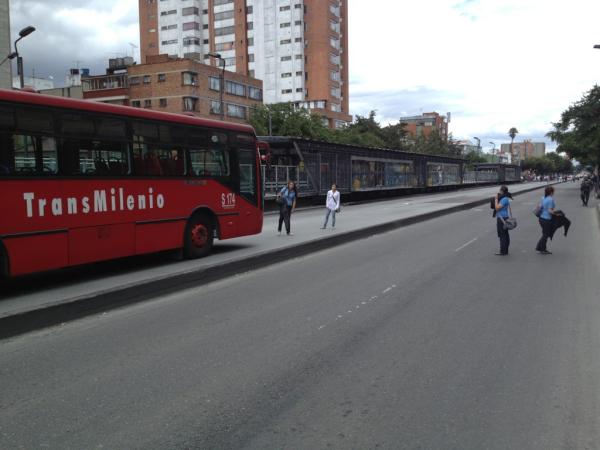 Dos estudiantes detienen articulado en Marly