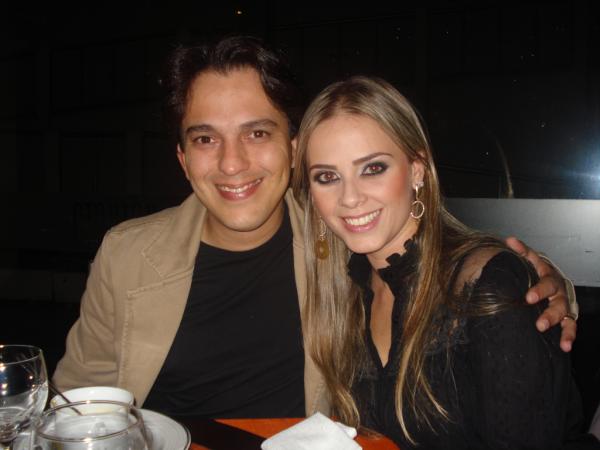 marcelalopesjor's tweet photo. Simplesmente A-M-O-R!!!! Hj completamos 5 anos de casados. Bodas de madeira! Te amo Silvano, meu amor. http://t.co/9LYFEzdg