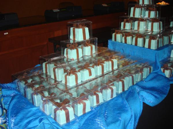 G6Events's tweet image. If you cant afford a real #Tiffany&amp;Co gift, we have a yummy substitute that will still make you smile! #redvelvetcake