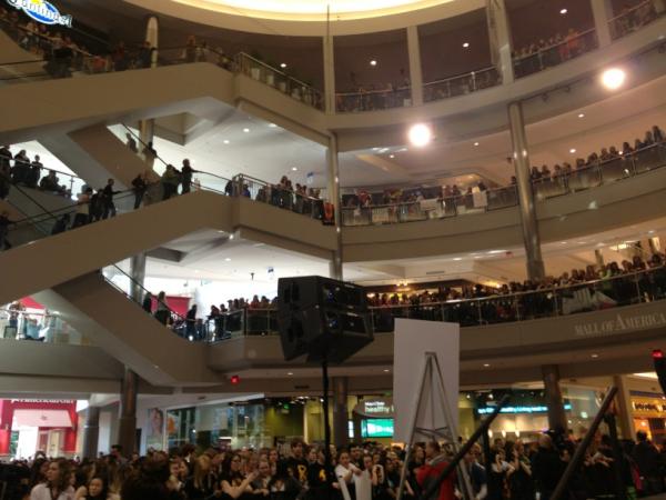 sarahmarieTC's tweet image. #hungergame mania at @mallofamerica- and that's only 1/4 of the crowd!