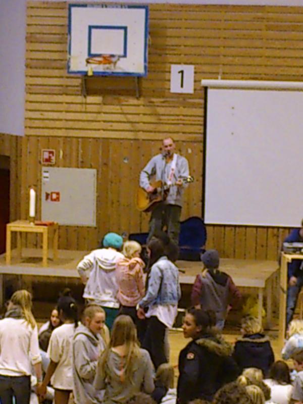 SiljeAsserson's tweet photo. I ynglingen me ein haug me konfirmanter! De e ikje så slike te å spela #volleyball @HakonKalvenes e her! #stemning!!! http://t.co/BD4hL23h