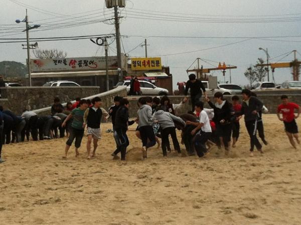 ju77ng's tweet photo. 옛추억이 스물스물
신입생들 엠티 많이왔네
나도 저 시절이 있었는데 http://t.co/UFNc6GMp