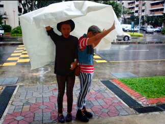 WHATAMASHUP's tweet image. Rainy day? Grab some water proof paper and you are good to go. #ghettosolutions #diyordrown