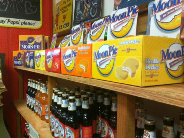 RFBurbank's tweet photo. Did you know that Moon Pies come in many fun flavors? Strawberry, Banana, Vanilla, Chocolate and even Peanut Butter! http://t.co/gDLMji0s