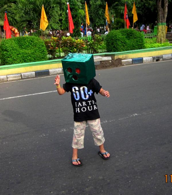 #Iniaksiku <a href="/EHindonesia/">Earth Hour Indonesia</a>  little EHSidoarjo volunteer
