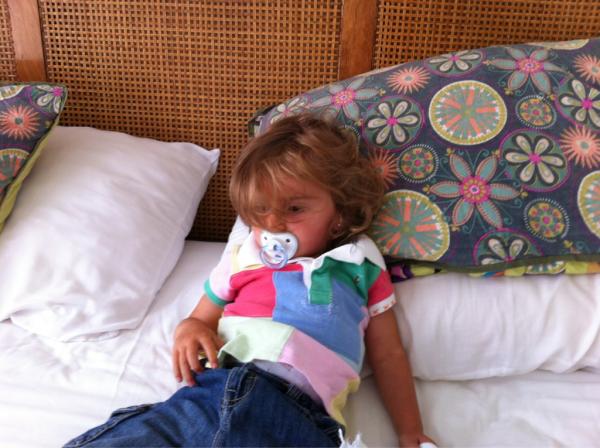 martinvmilnes's tweet photo. Todo mal, mi Laurita con 38 de fiebre, botada en mi cama http://t.co/ybQjoPxe