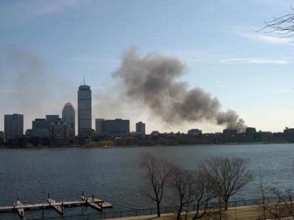 bsheldon's tweet image. Fire near #Fenway. Black smoke across the skyline. #Boston #FenwayFire