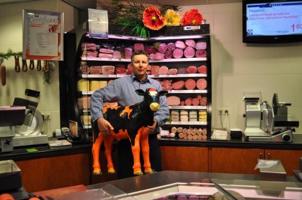 BrinkMarco's tweet photo. 1e Dutchie EK Kalf afgeleverd bij keurslager Marc Voss in Tolkamer. http://t.co/9p6NyvjH