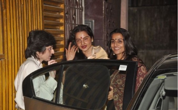VidyaBalanFC1's tweet photo. hey fans this Spotted @RealVidyaBalan and Rekha Watching Kahaani Together!(pic1 http://t.co/UoQRN0Jm